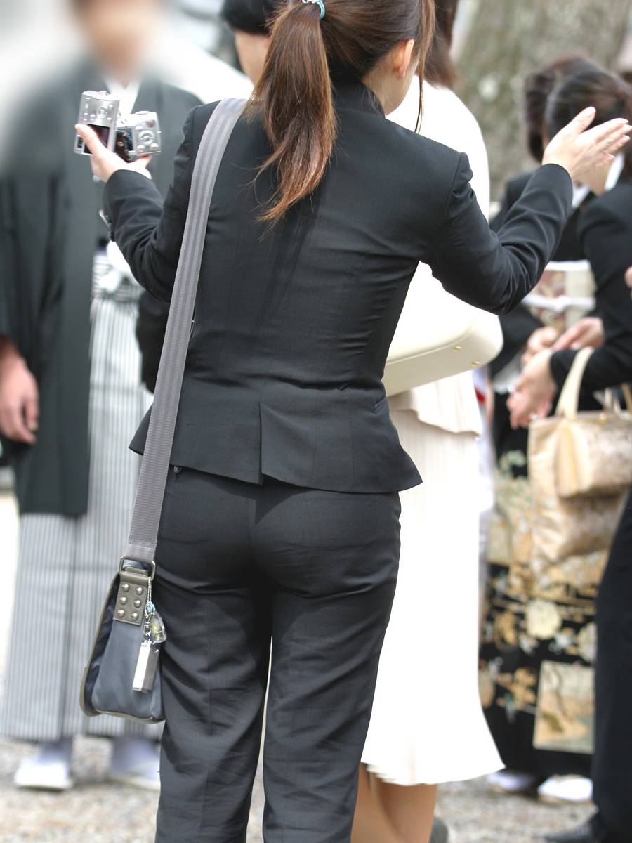 パンティラインエロ画像】黒パンツ履いたムッチリ尻の素人OLを背後から街撮り盗撮した画像ｗｗ | エロ画像ミルナビ |  profdemontagstroy.ru