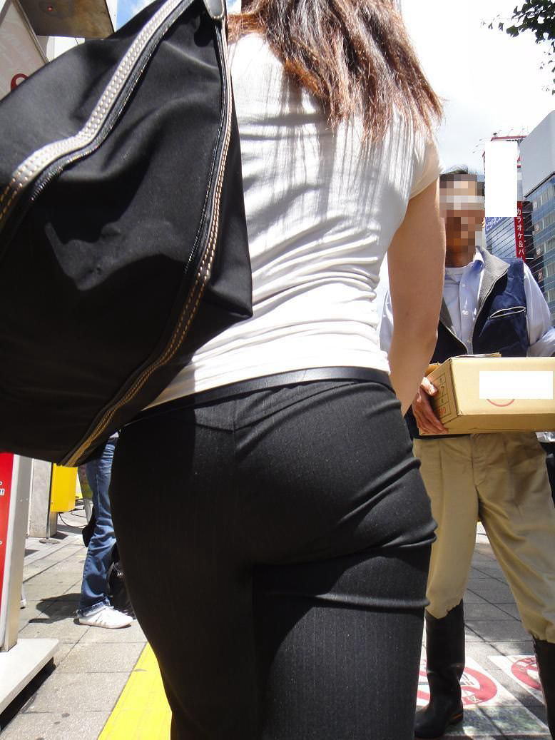 パンティラインエロ画像】黒パンツ履いたムッチリ尻の素人OLを背後から街撮り盗撮した画像ｗｗ | エロ画像ミルナビ |  profdemontagstroy.ru