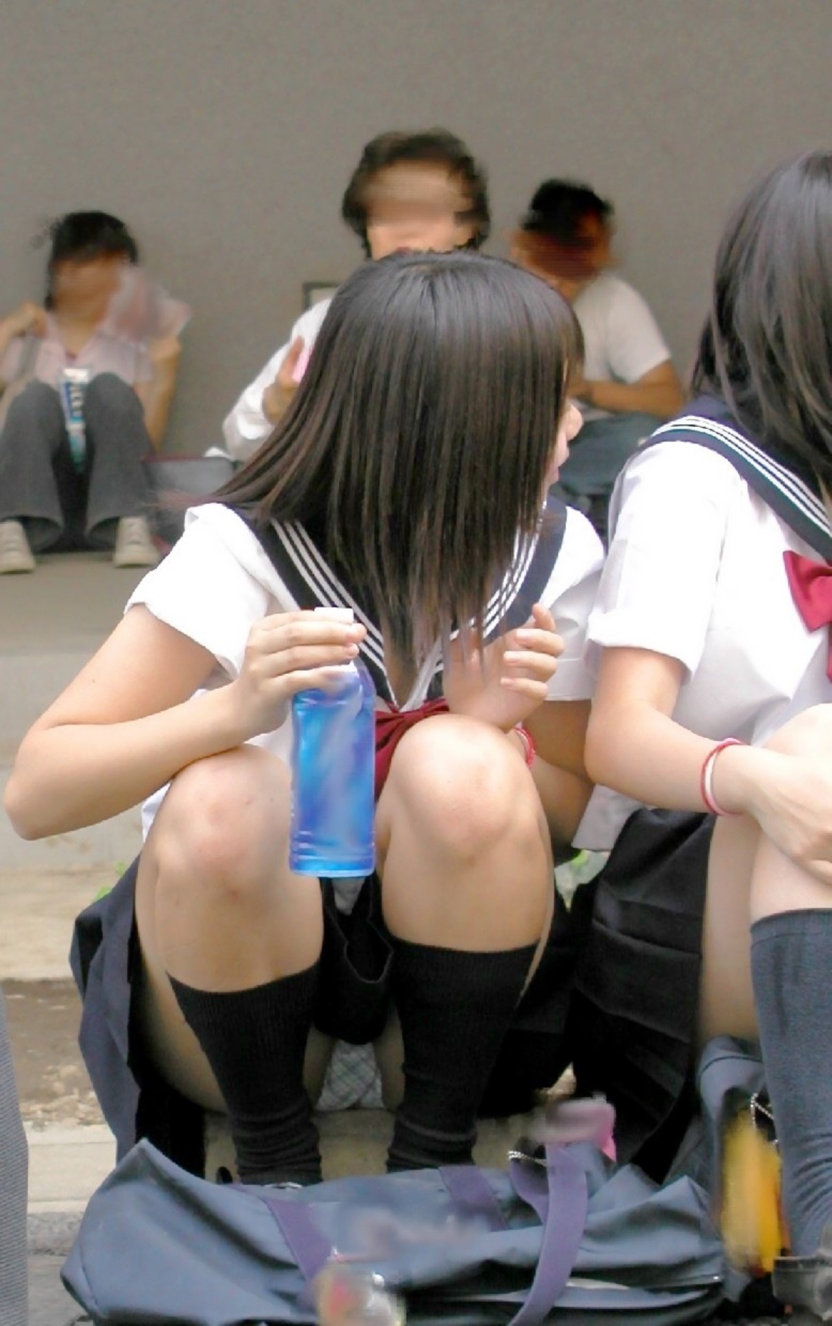 JKパンチラ盗撮エロ画像】体育座りで道端にミニスカ制服姿のまま座りこむ下着丸見えの女子校生を街撮りｗｗ | エロ画像ミルナビ |  profdemontagstroy.ru