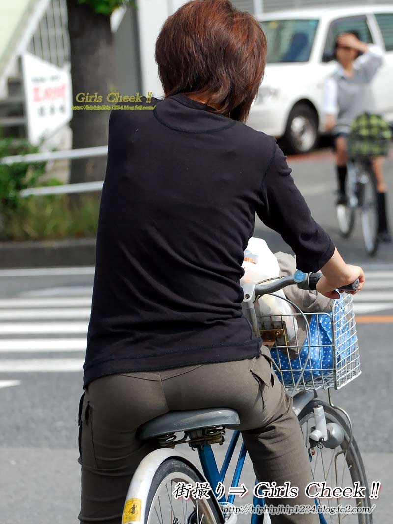 ノーパン 自転車 エロ 自転車の尻盗撮エロ画像】ズボンやタイトスカートがピチピチ…サドルに置かれたデカ尻を街撮り盗撮ｗｗ | エロ画像ミルナビ |  profdemontagstroy.ru