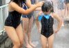 【JS盗撮エロ画像】プールの授業風景や海でも学校指定のスクール水着を着て泳ぐ女の子たちを隠し撮りｗｗ